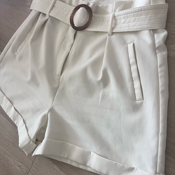 Elegant White Women's Shorts with Belt - Picture 6 of 12